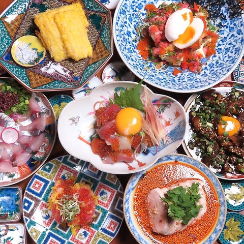 全国より厳選した日本酒と、和洋折衷も創作料理を楽しめるモダン居酒屋