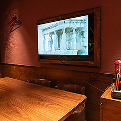 周囲を気にせず過ごせる完全個室は、接待やイベント、女子会などにおすすめです。洗練されたインテリアに囲まれたプライベートな空間で、ゆったりとした時間をお愉しみいただけます。