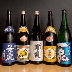選りすぐりの日本酒や焼酎が豊富に揃い、飲み比べやおすすめの銘柄を楽しむことができます。お酒好きにはたまらないラインナップです。