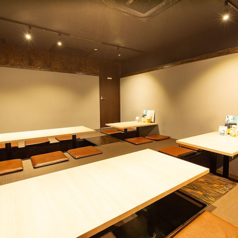 4名様掛けの広めの座敷席が2席あり、ゆったりとおくつろぎいただきながらお食事を楽しめます♪最大20名様まで収容可能なので、友人や家族との集まりにもぴったりです◎楽しい時間をお過ごしください！