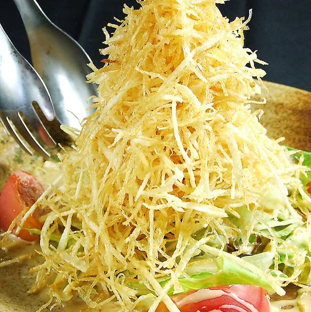 はやりやメニュー不動の一番人気のサラダ！パリパリのじゃが芋に絶妙のごまドレッシングでどうぞ♪