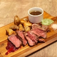 【肉×ワイン】当店自慢の’ハラミステーキ ～シャリアピンソース～1790円はジューシーな赤身肉はワインともよく合います◎他には、チキングリルや、白ワインで煮込んだ豚角煮、自家製デミハンバーグなど充実な品ぞろえ！100種のワインビュッフェと合わせてお楽しみください◎