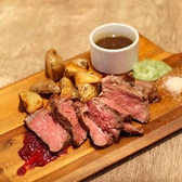 【肉×ワイン】当店自慢の’ハラミステーキ ~シャリアピンソース~1790円はジューシーな赤身肉はワインともよく合います◎他には、チキングリルや、白ワインで煮込んだ豚角煮、自家製デミハンバーグなど充実な品ぞろえ!100種のワインビュッフェと合わせてお楽しみください◎