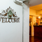 目黒駅から徒歩1分の好立地にある当店は、まるで自宅にいるかのようなアットホームな雰囲気が魅力です。喧騒を忘れさせる落ち着いた空間で、ゆったりとお過ごしいただけます。お仕事帰りや普段使いに、ぜひお気軽にお立ち寄りください。