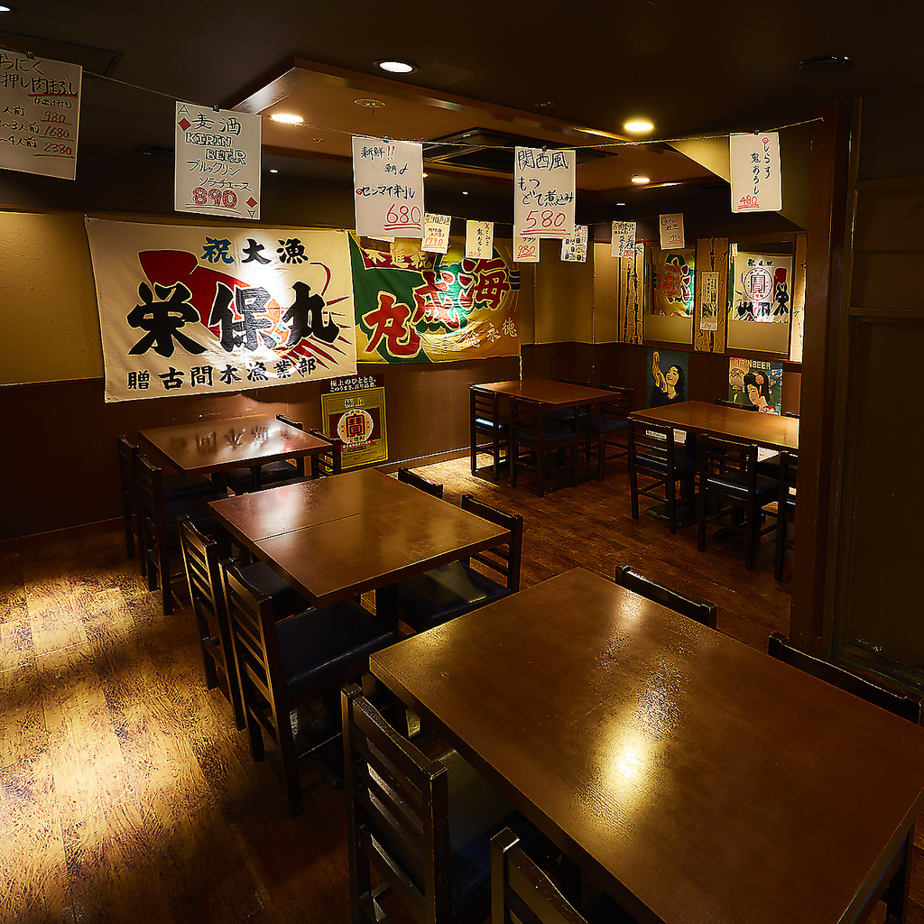 昭和レトロな雰囲気のテーブル席。人数に合わせてテーブルを繋げることも可能でグループ利用にも◎