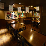 昭和レトロな雰囲気のテーブル席。人数に合わせてテーブルを繋げることも可能でグループ利用にも◎