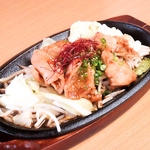 当店目玉商品のとろホルモン鉄板焼き（直腸）！ぷりぷりとした食感はやみつき間違い無し♪