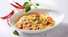 燻製ベーコンとフレッシュトマトのペペロンチーノ