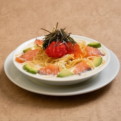 サーモンとアボカドの明太クリームソースパスタ　