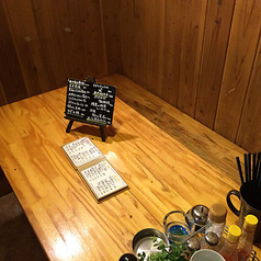 落ち着いた雰囲気のテーブル席は、グループでのご会食やご友人とのお集まりにぴったりです。ゆったりとした配置になっており、周囲を気にせず会話とお食事をお楽しみいただけます。女子会や仕事終わりの飲み会などにもぜひご利用ください。