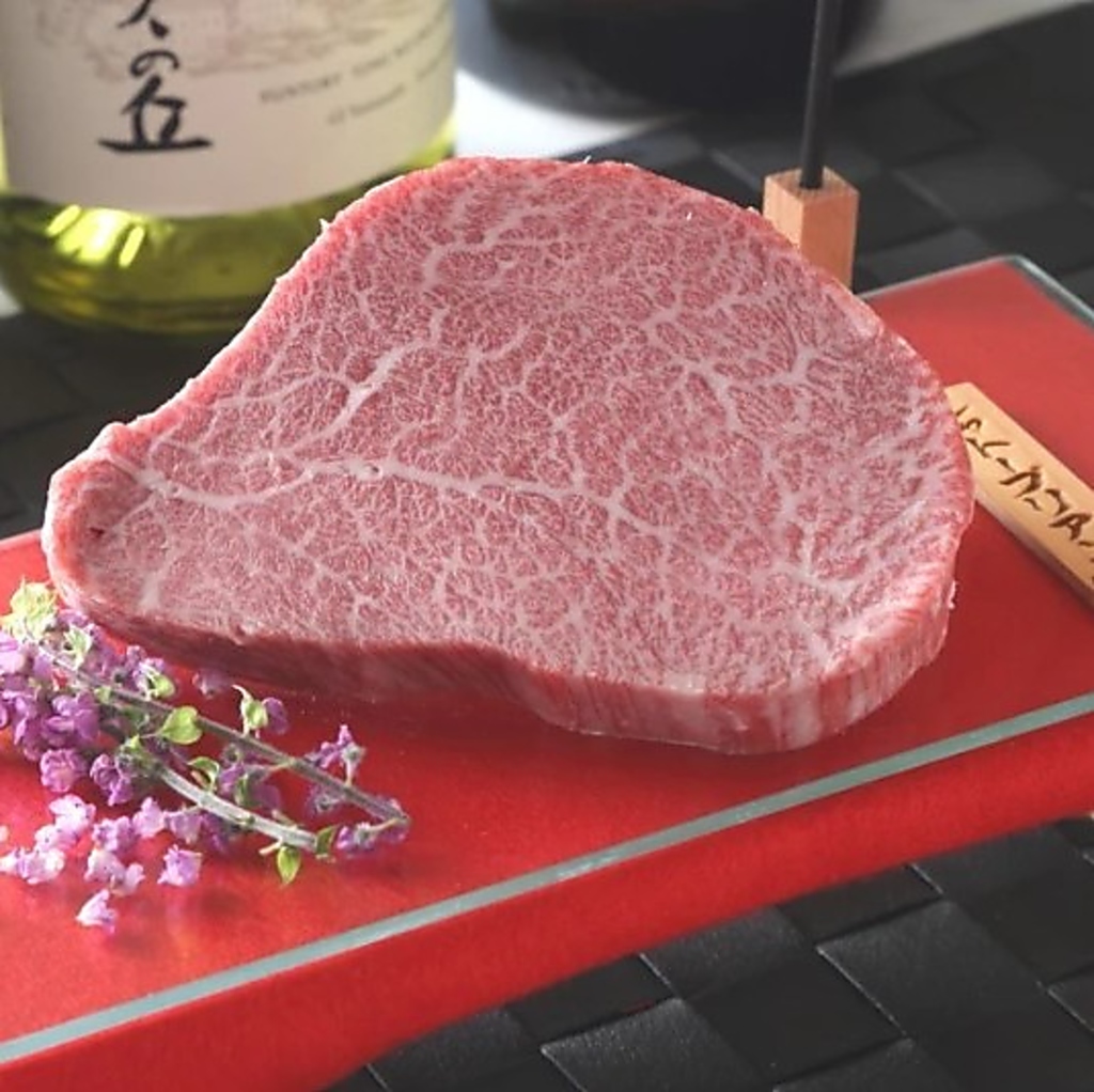 お肉のプロが深い知識と熟練の技で引き出す、黒毛和牛の魅力。繊細な味わいをお楽しみいただけます。