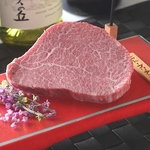 お肉のプロが深い知識と熟練の技で引き出す、黒毛和牛の魅力。繊細な味わいをお楽しみいただけます。