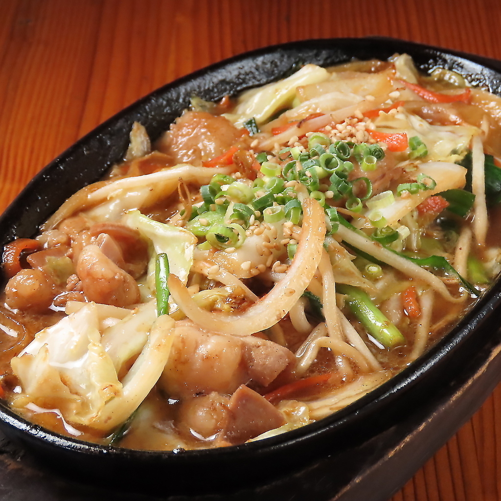 味噌ダレ味か塩味が選べる黒毛和牛ホルモン鉄板1309円(税込)！ガッツリメニューも充実！