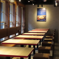 女子会や会社飲み会に最適♪連結が可能なテーブル席が◎