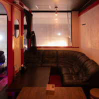 プライベートな時間を楽しめる、ゆったりソファー席♪