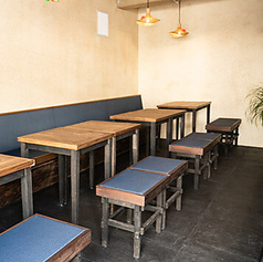 広々としたテーブル席は、ご家族やご友人との会食にぴったり◎沖縄らしい琉球瓦の装飾を眺めながら、落ち着いてお食事を楽しめます♪