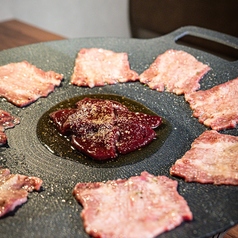 【1】食べ方　まずは銀だれ塩タン・新鮮なレバーを焼いて食べる！