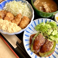 定食の小鉢をピーマンの肉詰めに変更