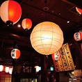 【雰囲気】天井照明には提灯が明るく店内を照らします☆沖縄の雰囲気漂う当店で、美味しい料理とお酒をお楽しみください！