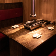 【店内は仕切りがあり、落ち着いた雰囲気】