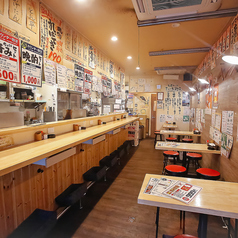 木の温もりが感じられるシンプルな店内。リラックスできる時間を提供いたします。仕事帰りの一杯や仲間との宴会はいかがでしょうか♪スタッフ一同お待ちしております！