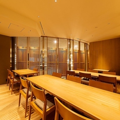 4~8名様までのお席はお隣とも気にならない距離感でお食事と会話をお愉しみいただけます。