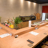 生簀を望むカウンター席とモダンな卓を完備しています♪