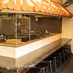 目の前で石垣牛が焼き上がるライブ感を堪能できるカウンターは全15席◎お一人様での晩酌やカップルでのデートに最適です♪