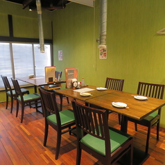 【２Fテーブル（喫煙可）4名席×2卓/5名様席×1卓/2名様席×1卓】気の合う仲間と楽しく飲みたい少～中人数のお客様向け☆ご家族でのお食事にも◎会社帰りの飲み会・食事会、ママ会・女子会・パパ会なども◎席レイアウトの変更もＯＫ～20名様迄様々な人数にも対応♪歓送迎会や忘新年会など様々なシーンでご利用いただけます