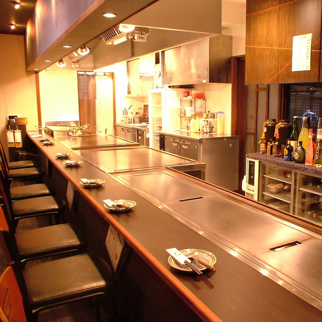 店内はお洒落な和モダン空間でございます！カウンター席は特等席♪