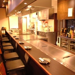 店内はお洒落な和モダン空間でございます！カウンター席は特等席♪