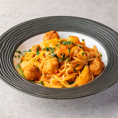 タラとヤリイカを使ったポルペッティのトマトクリームパスタ リングイネ