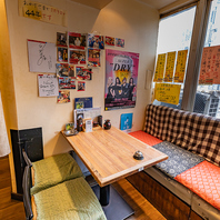 ゆったり座れるベンチソファ席あり！最大10名ご利用ＯＫ