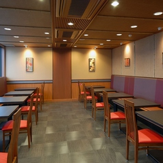 テーブル席ございます。ご家族、ご友人とのお食事はもちろん、各種ご宴会もぜひ『かごの屋』をご利用下さい。※店舗により部屋の配置・席数が異なる場合がございます