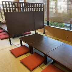 様々なシーンで、ゆったりとくつろげる座布団のお座敷席もございます。和の落ち着いた店内で、ゆったりとお食事をお楽しみいただけるよう、安心しておくつろぎ頂ける空間でお迎えいたします。