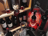 チリ・ワインの【カッシェロ・デル・ディアブロ】が豊富です。お洒落なパッケージやロゴを、店内インテリアとしてディスプレイしています。