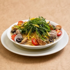  フレッシュトマト、オリーブ、ケーパーのボンゴレ・セミビアンコ　