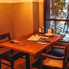 店内を見渡せるテーブル席