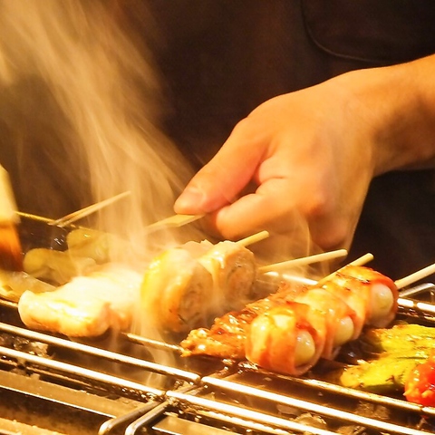 紀州備長炭で焼く串焼きは香り高く外はカリッ、中はジューシ！やんばる産の鶏を使用♪