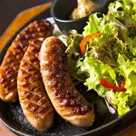 『バリ旨ソーセージの鉄板焼』1045円♪　特大ソーセージは、生ビールとの相性◎