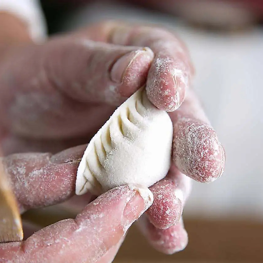 皮も餡も毎日手作りで仕込み具材は野菜7：肉3。素材の旨味を最大限に引き出した絶品餃子をご堪能あれ