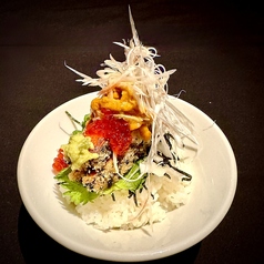 特選サーモンのレアカツ ウニイクラのせ丼