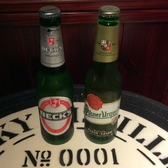 【左：ベックス】ドイツビールの中で輸出量No.1のピルスナータイプのビール【右：ピルスナーウルケル】ピルスナーの元祖と言われている、チェコの代表的なビール