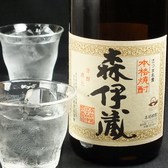 【森伊蔵】鹿児島県産の有機栽培のサツマイモを原料とし、手間のかかる伝統的なかえつぼ仕込みにより生産しています。イモ臭さを除去したまろやかな味を特徴としており、『幻の焼酎』として知られています。