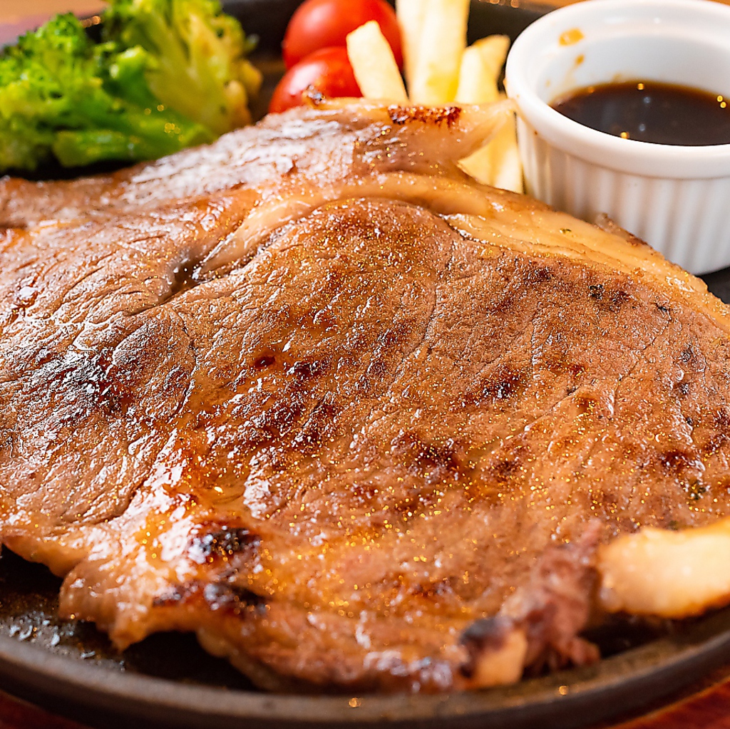 名物！厚切りステーキはとってもジューシー！！他にも牛タンステーキや牛サイコロステーキもご用意◎