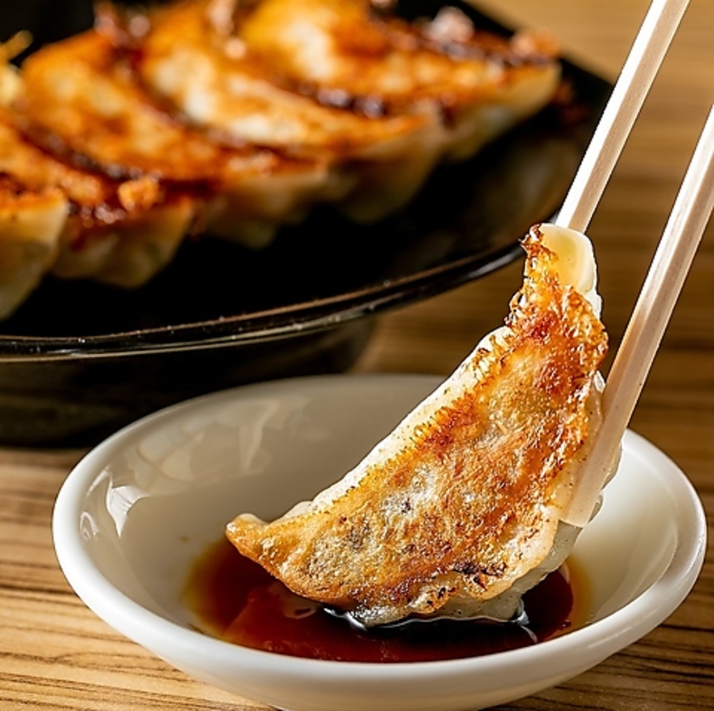 「オリオン餃子」を更に美味しく食べていただくため、醤油と酢のバランスを考え抜いたタレをご用意◎