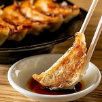 「オリオン餃子」を更に美味しく食べていただくため、醤油と酢のバランスを考え抜いたタレをご用意◎