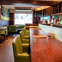 【カウンターで味わう至福の時間】おひとり様でも楽しめる贅沢なひととき★豊かな香りも漂う落ち着いた空間で、リラックスしながら美味しいタイ料理を楽しめます！