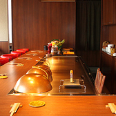 【食材を最高な状態で焼き上げる!本格大型鉄板】お店の象徴とも言える大型鉄板は、熱伝導に優れた本格仕様です。プロの技で一気に焼き上げることで、お肉や魚介の旨味を逃さず閉じ込め、最高の状態でお客様へご提供いたします◎