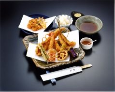 揚げたての天ぷらを堪能 旬の素材